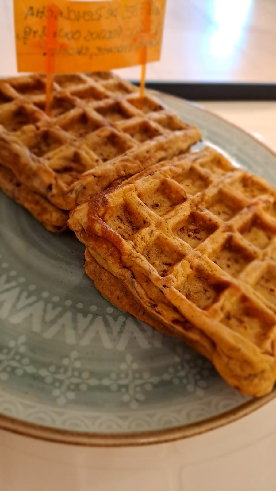 Waffles salados con Cebolla caramelizada